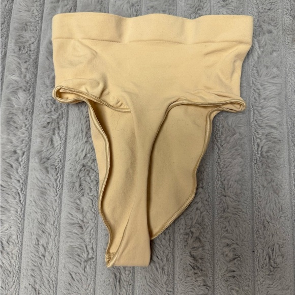 Skims Seamless Sculpt Mid Waist Thing Color Sand - Picture 6 of 7